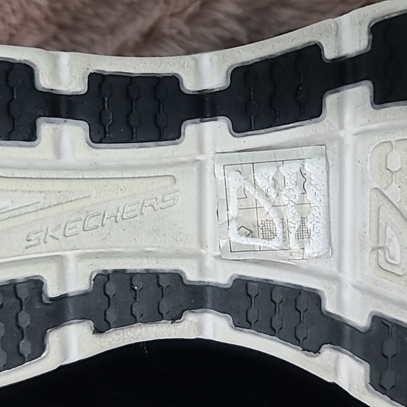 Skechers Women's D'Lux Walker Commuter Black Athletic and Training Shoes Used - Picture 13 of 13